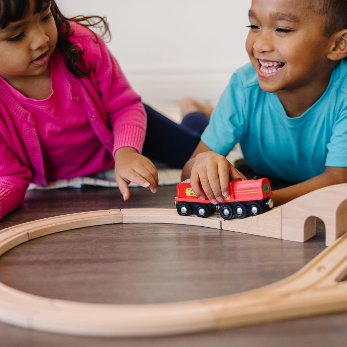 Melissa & Doug packaging showcases contents and dimensions for gifting.