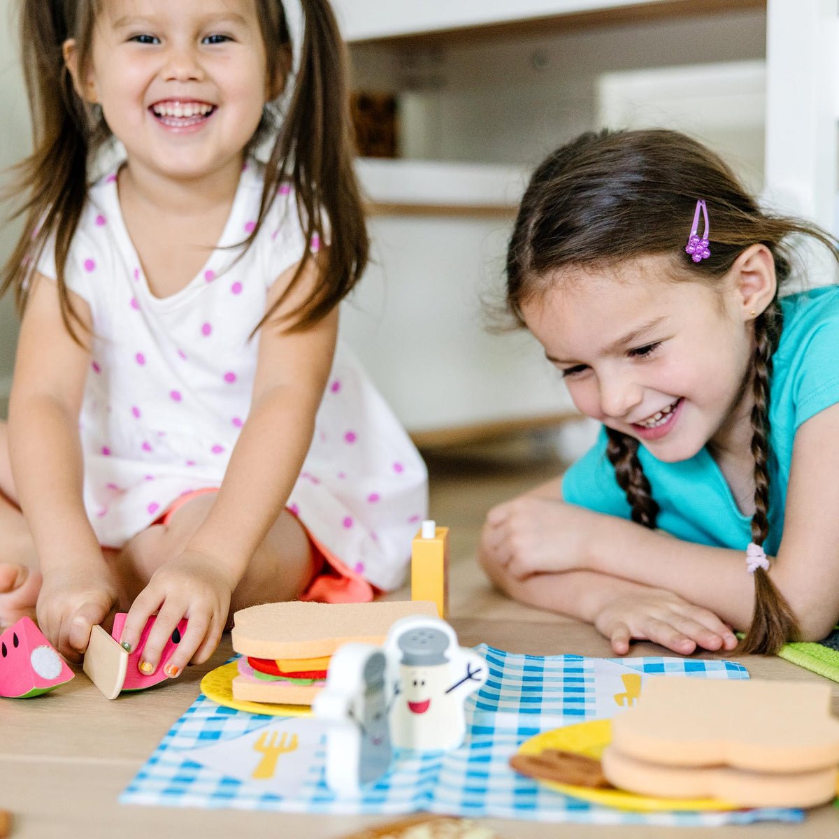 Double-sided activity card supports counting and matching activities.