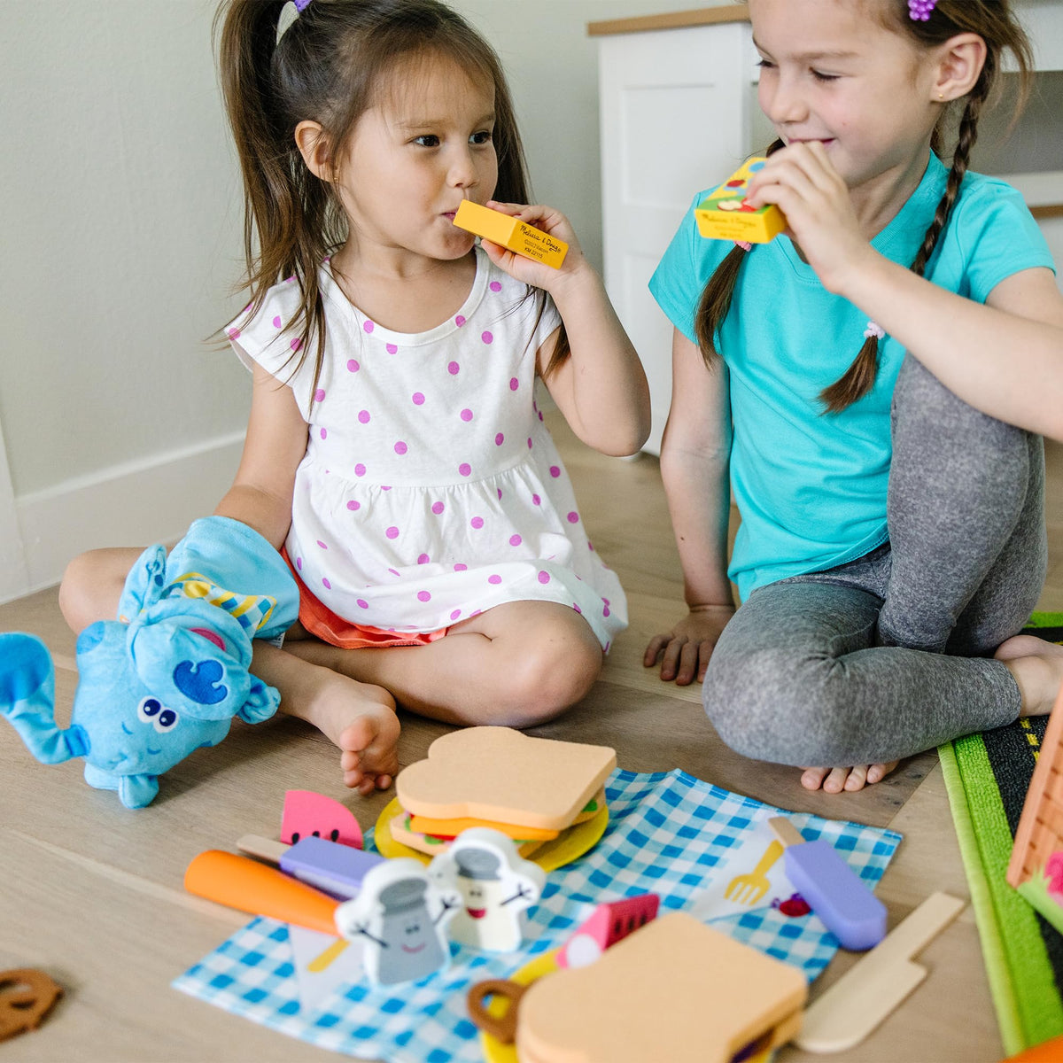 Blue's Clues & You toy set inspires imaginative play and early learning.