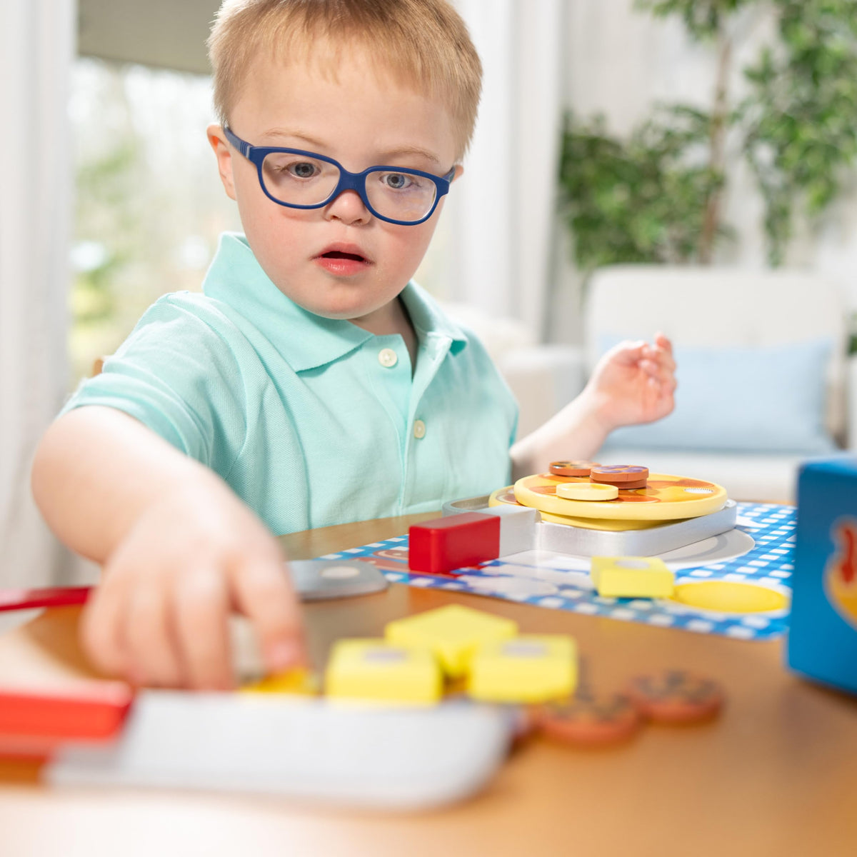 Melissa & Doug utensils included for flipping and slicing play