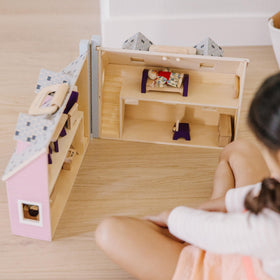 Fold & Go Dollhouse with built-in handles supports easy portability.