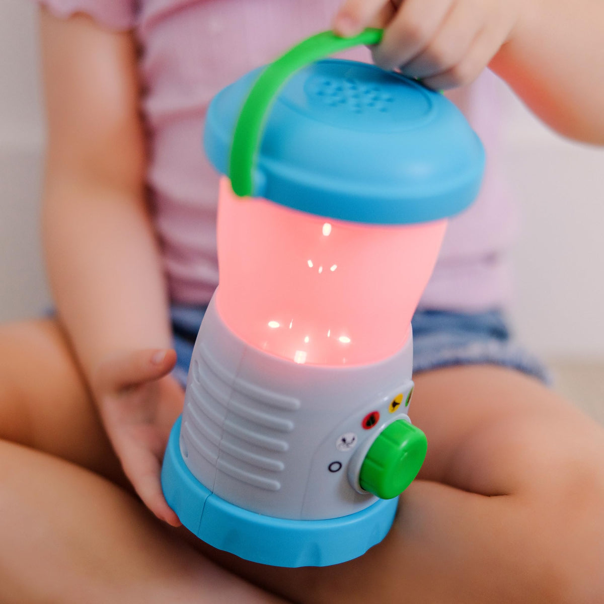 Melissa & Doug Let’s Explore lantern rain and thunder for dramatic scenes.