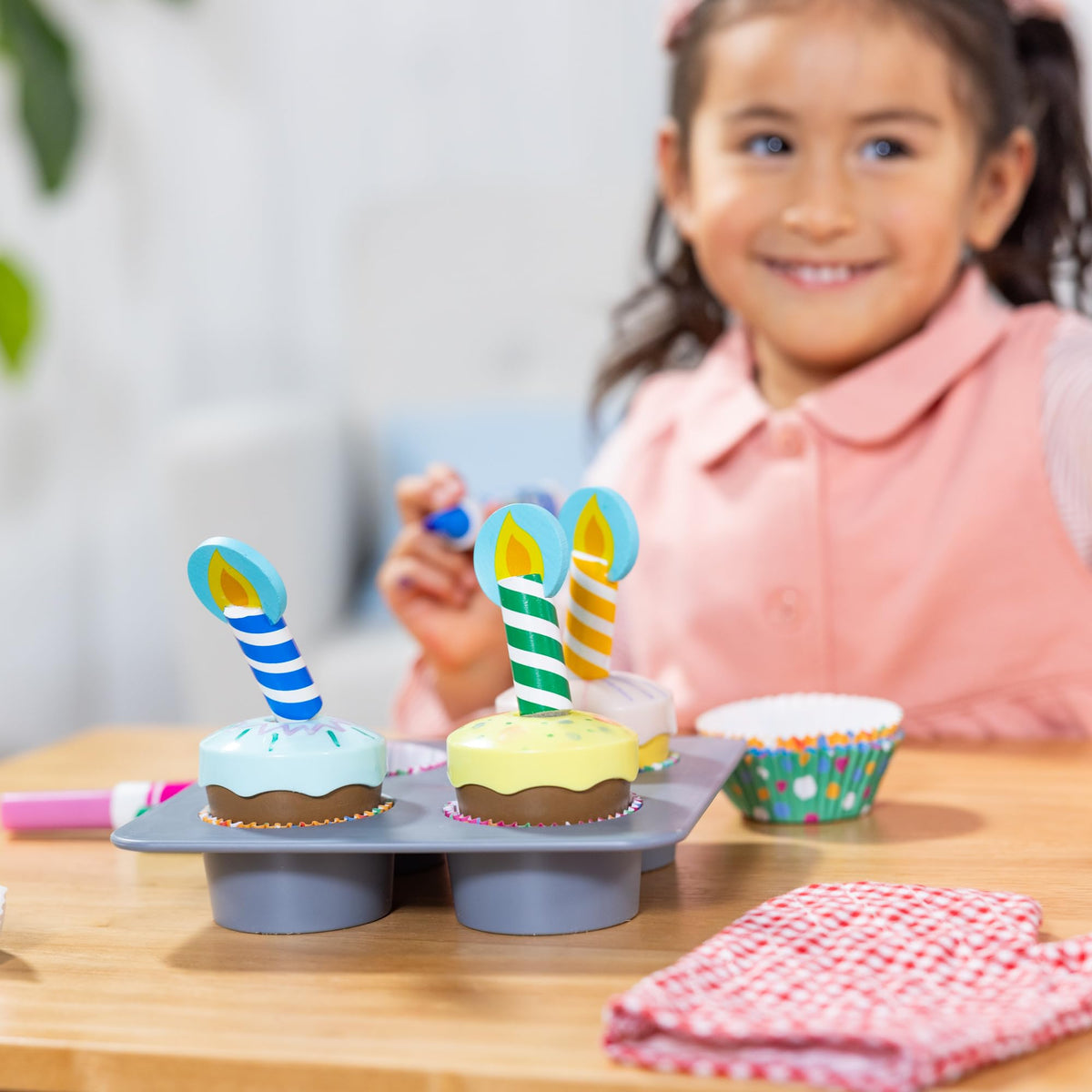 Melissa and Doug oven mitt keeps little chefs safe during pretend baking.