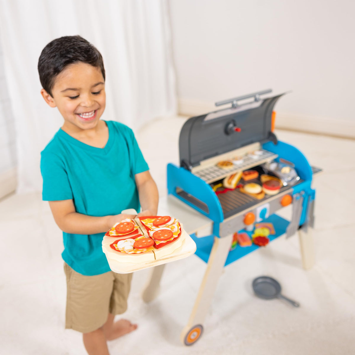 Melissa & Doug pizza paddle and utensils for serving pretend meals