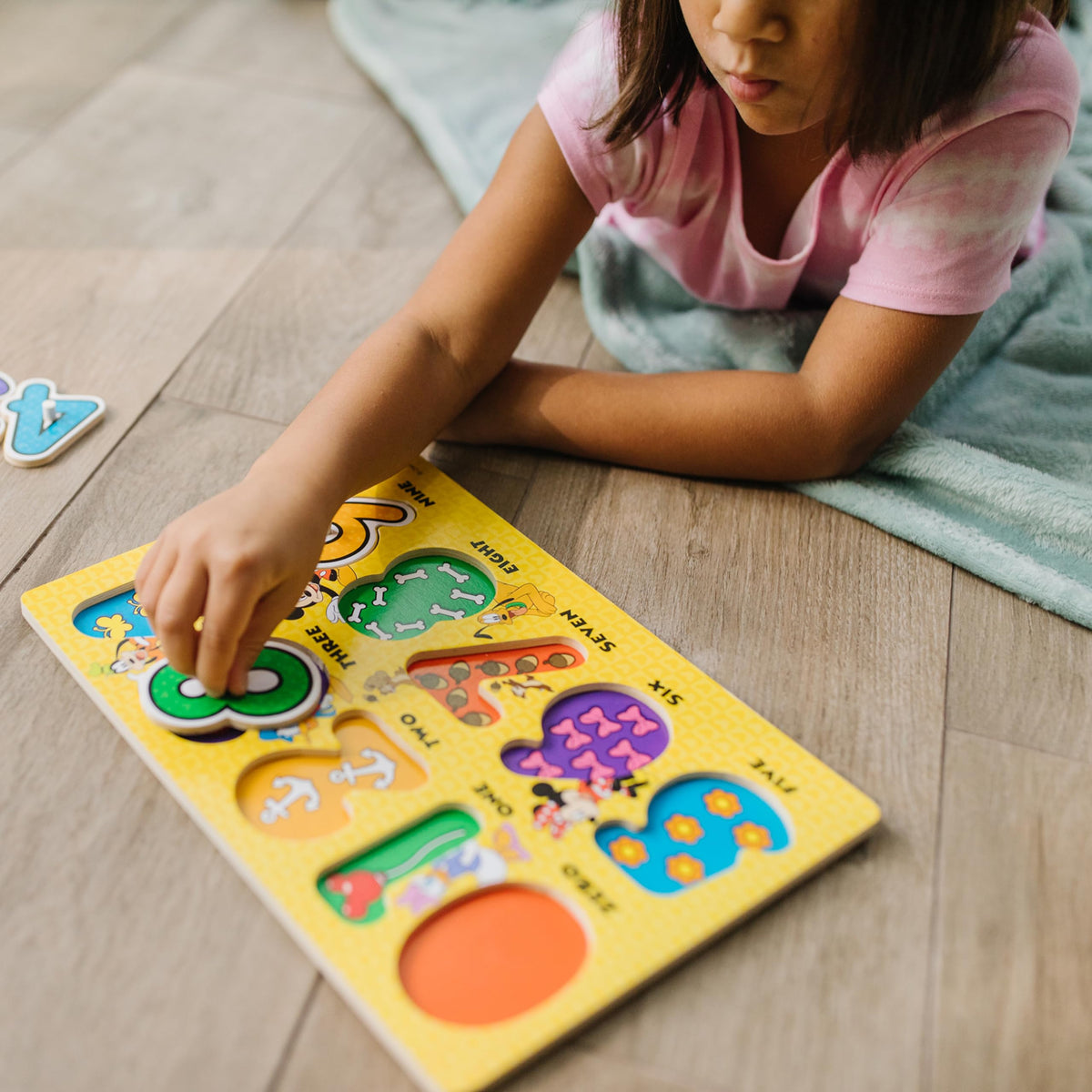 Shapes and colors puzzle highlights shape and color names under pieces.