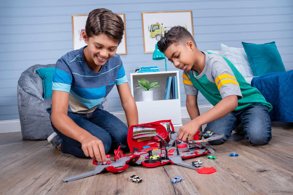 Micro Machines Corvette Raceway mechanics station detail adds authentic, hands-on play.