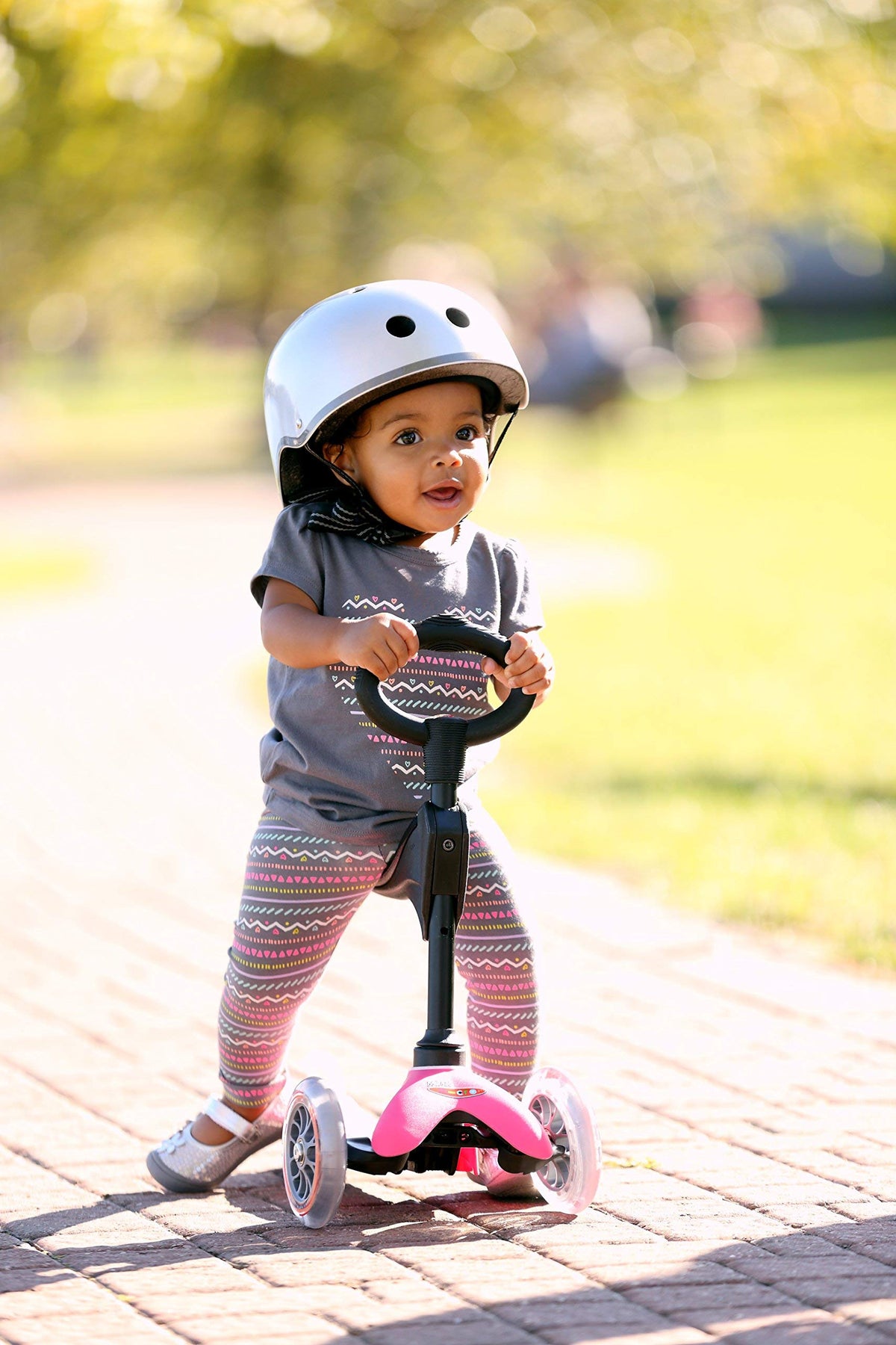 Micro Mini 3in1 Deluxe quiet-wheels enable indoor and outdoor rides without scuffs.