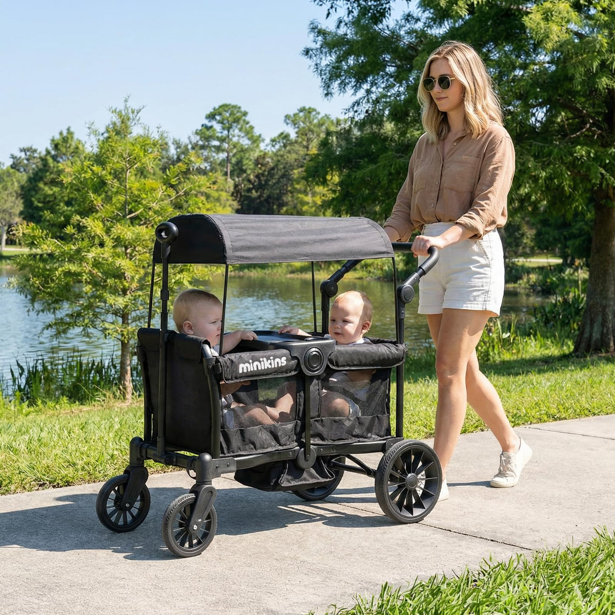 Minikins Wagon cup holders provide quick drinks during walks.