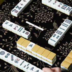 Molovsiny Mahjong Mat Noir Floral non-slip backing protects tables and keeps tiles in place.