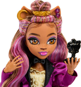 Monster High Clawdeen Wolf crescent moon handbag opens for accessories