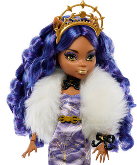 Monster High Clawdeen Wolf faux-fur boa adds warmth and style.