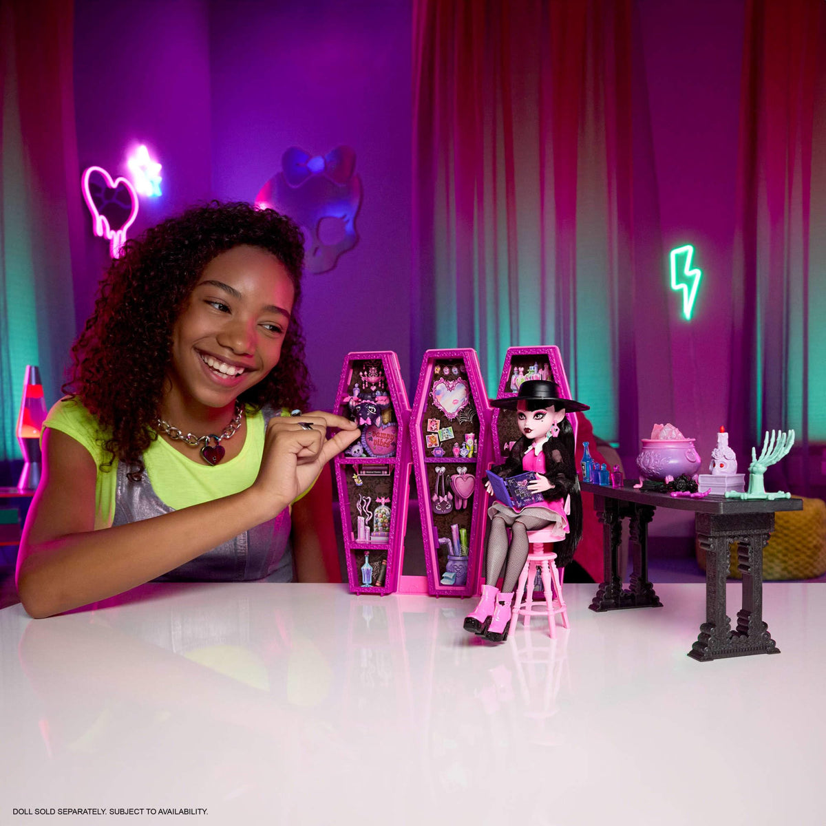 Monster High Draculaura cauldron color change for magical pretend brewing.