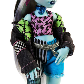 Monster High Frankie Stein sunnies and zappy juice complete a stylish play scene.