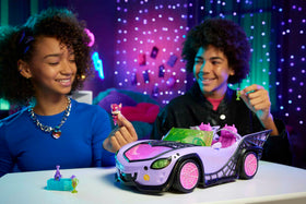 Monster High Ghoul Mobile back-pet attachment enables buddy storytelling during adventures.