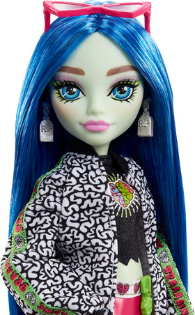 Ghoulia Yelps doll with pet owl Sir Hoots A Lot for storytelling.