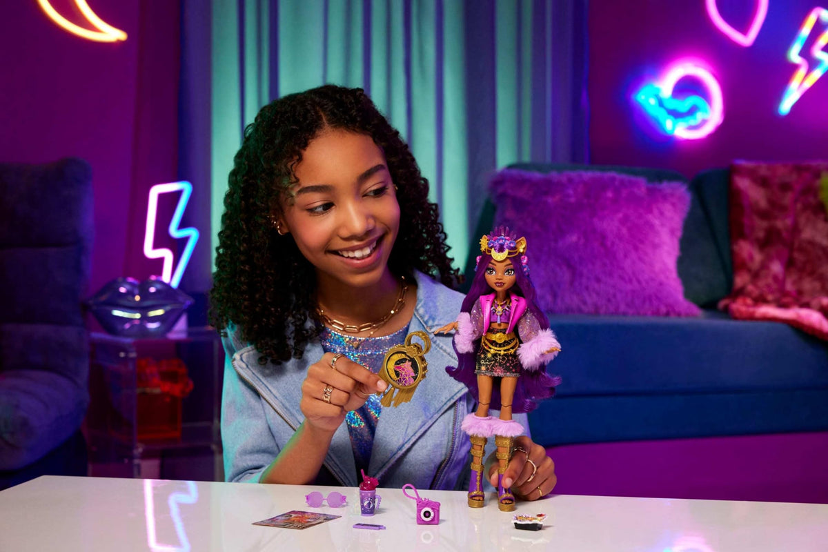 Monster High Clawdeen Wolf with moon crystal headpiece sparkles during pretend stage performances