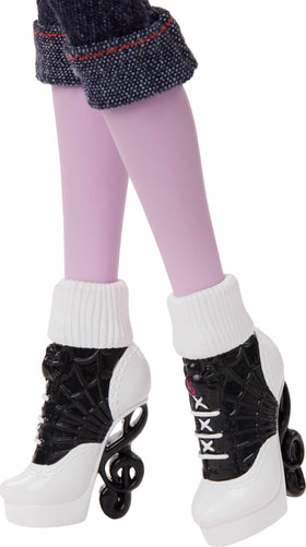 Monster High Operetta treble-clef heels for pose-ready style.
