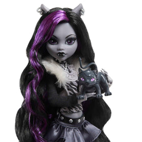 Crescent cat figure beside Clawdeen Wolf for themed play and stories