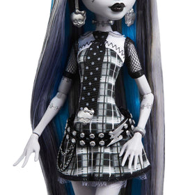 Monster High Reel Drama Frankie Stein doll-size poster adds collectible flair.