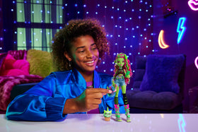 Venus McFlytrap doll with Chewlian pet for creepy-cute adventures.