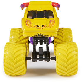 Monster Jam El Toro Loco 1:24 scale truck with working suspension enables realistic pretend jumps.