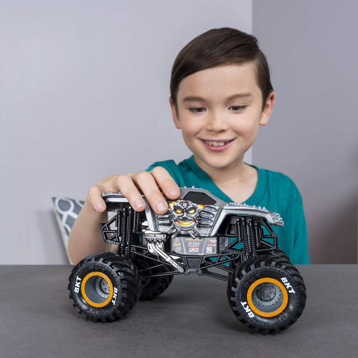 Monster Jam Max D 1:24 scale features working suspension for smoother jumps.