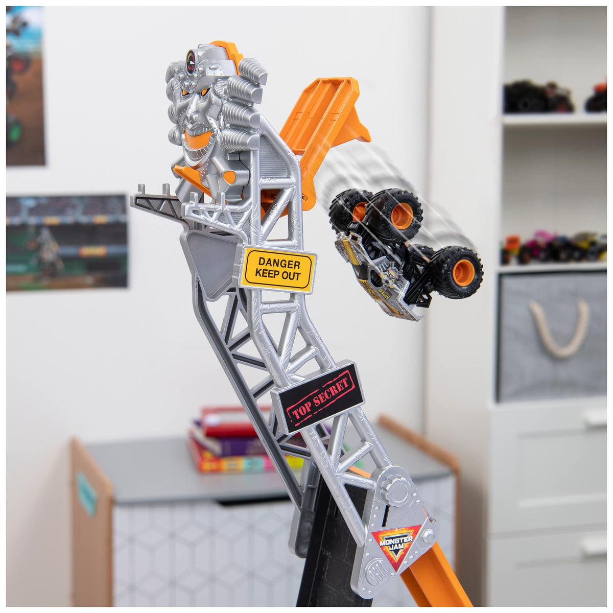 Trick bar reveal showing the logo break to reveal Max-D during the ascent.