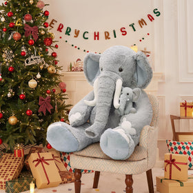 MorisMos nursery decor featuring the elephant family adds safari whimsy.