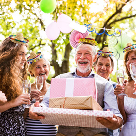 Mumufy sombrero headband party setup enhances décor and photo moments.