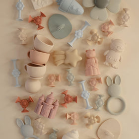Easy cleaning with warm soapy water for Mushie silicone builders after play.