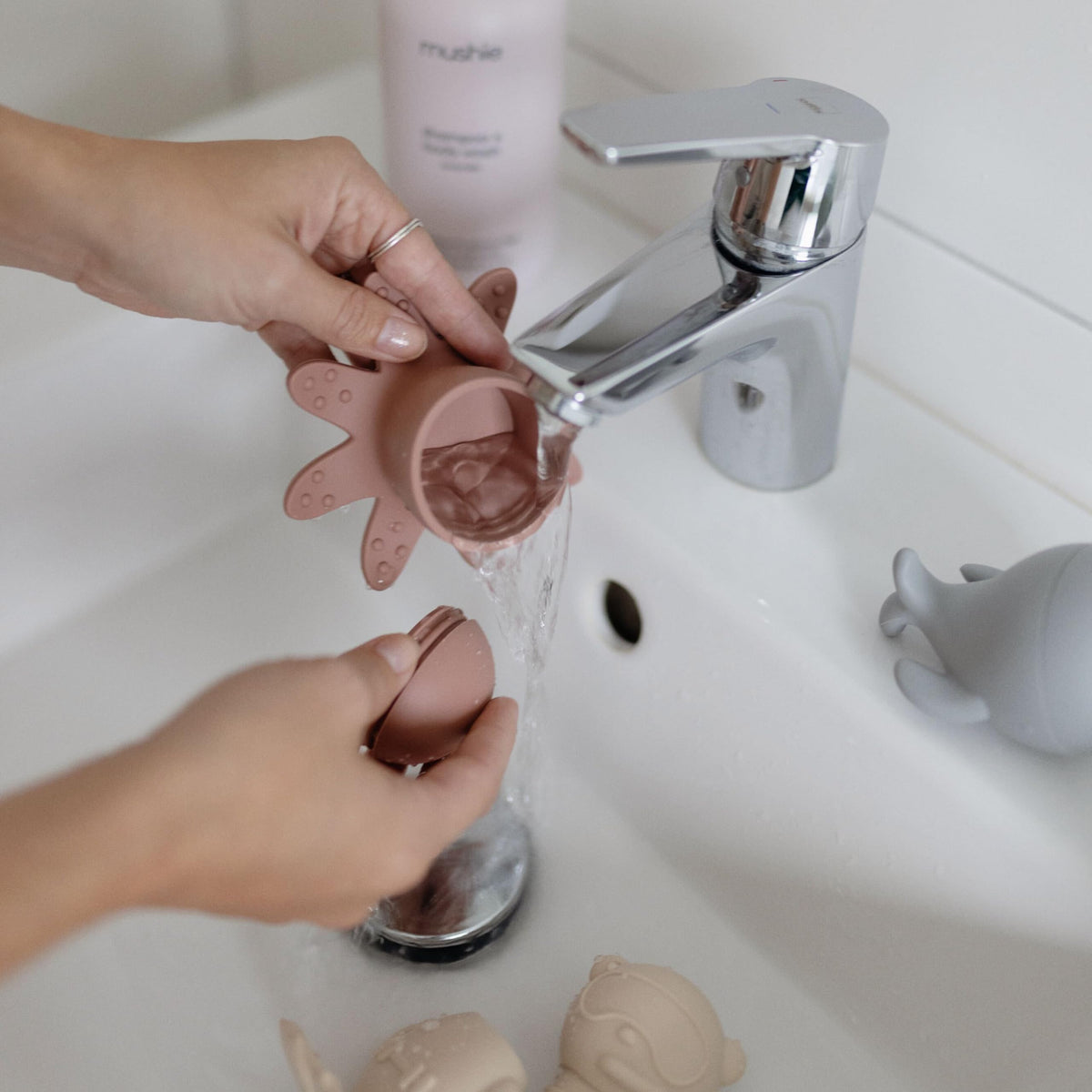 Mushie Sealife two-piece design simplifies cleaning and thorough drying after baths.