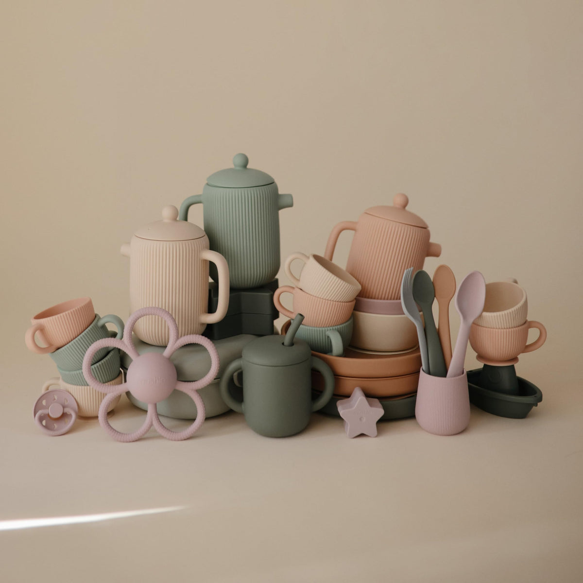 Mushie Cambridge Blue tea set color bright and kid-friendly