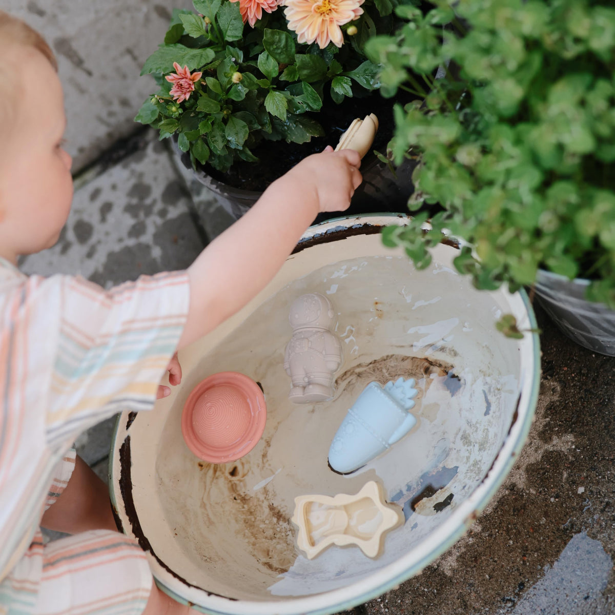 Mushie Space Bath Toys Shooting Star; quick-drying, mold-free design for tidy baths.