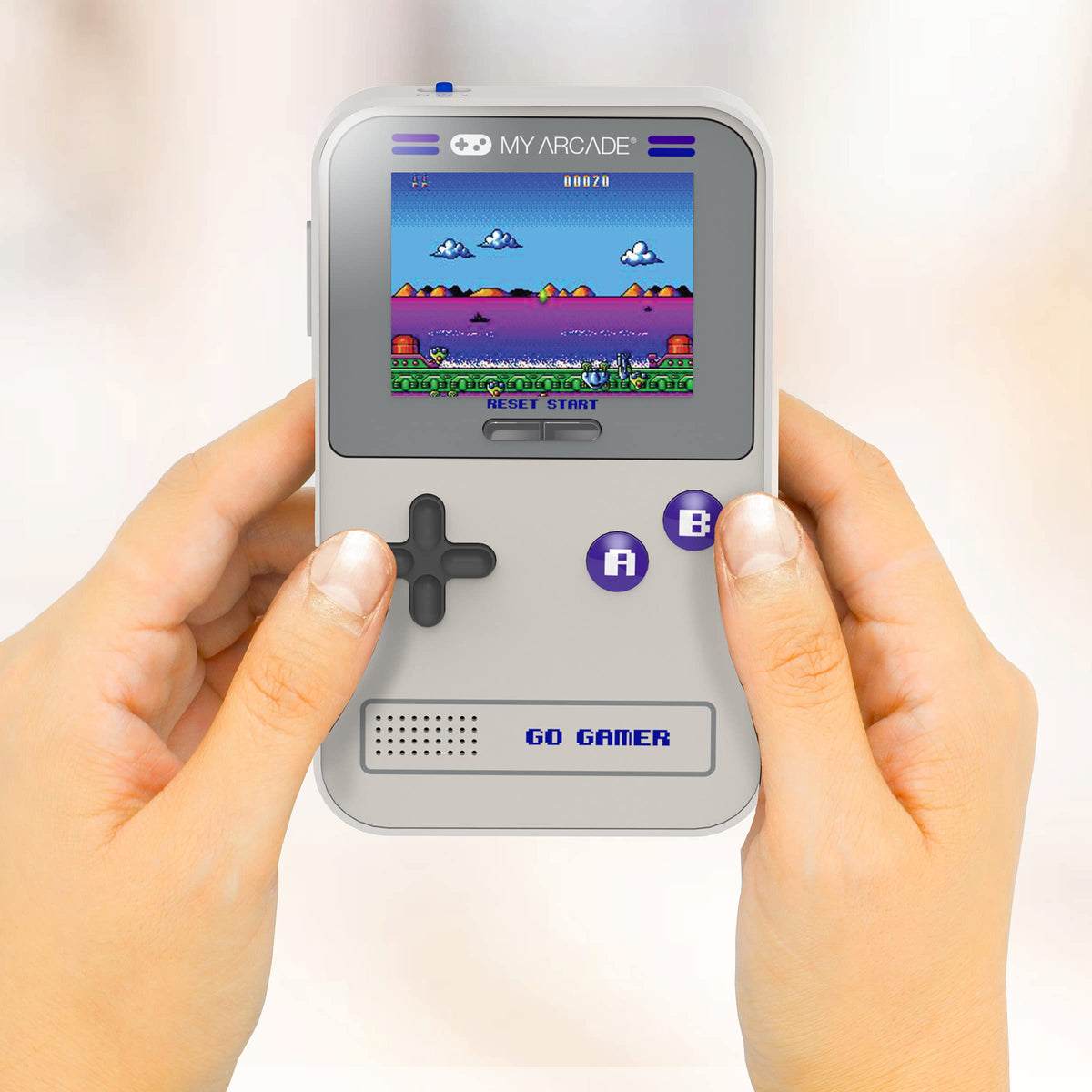 Close-up display emphasizes 2.5-inch color screen for vivid gameplay.