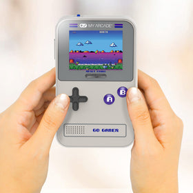 Close-up display emphasizes 2.5-inch color screen for vivid gameplay.