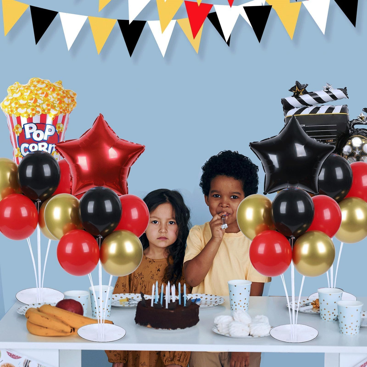 Naozinebi red balloons create bold movie night ambiance on the table