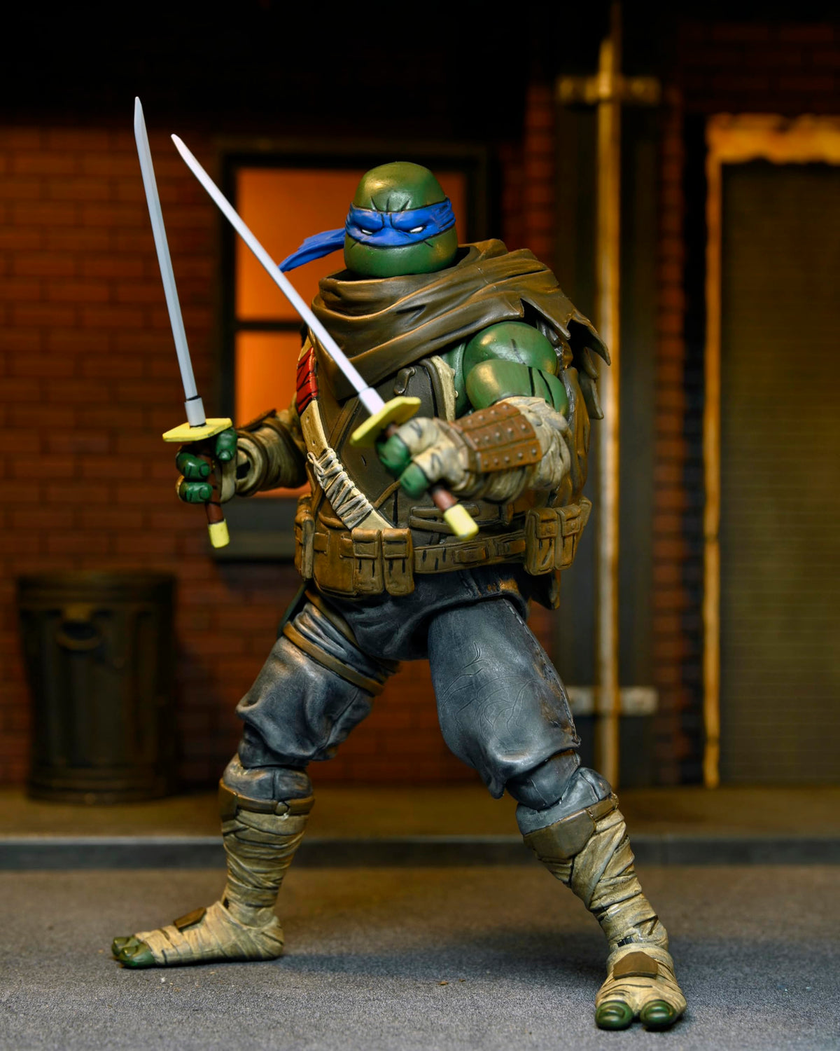 NECA TMNT Leonardo 1:7 scale box reference demonstrates true proportions for display