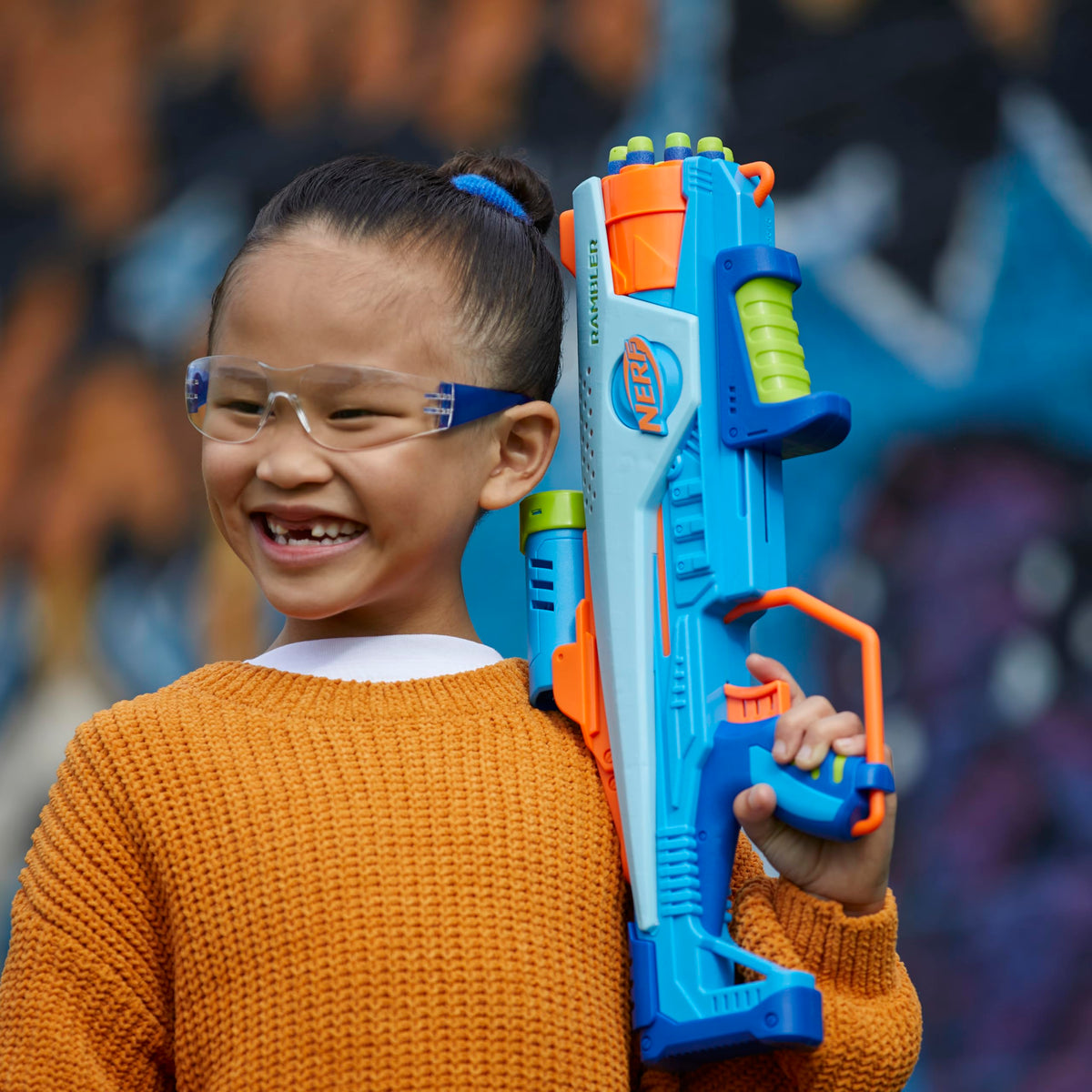 Nerf Elite Junior Rookie Pack 8-dart drum enables rapid firing during play.