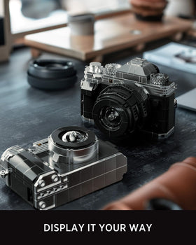 Nifeliz two-camera models on desk display demonstrate versatile decor.