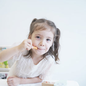 Nunukids mirror and headband complete dressing-up pretend scenarios.
