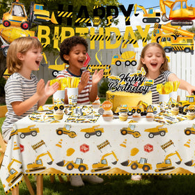 Oigco honeycomb centerpieces and cupcake toppers elevate the cake table.
