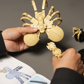 Onederbkk Party gift Facehugger figure perfect for Halloween celebrations.