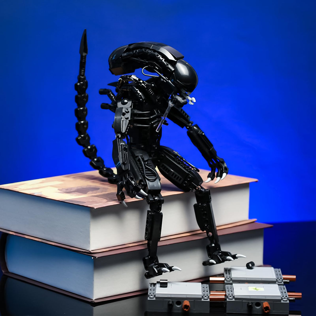 Onederbkk Xenomorph figure setup ready for dramatic shelf display.