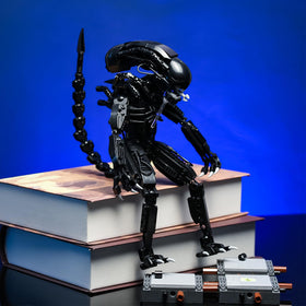Onederbkk Xenomorph figure setup ready for dramatic shelf display.
