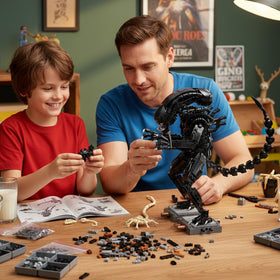 Onederbkk Xenomorph lego-compatible design allows seamless building with other sets.