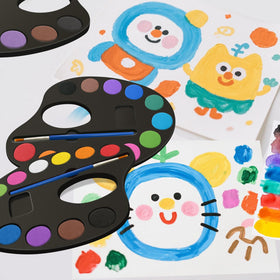 OSIMIG thumb-hole palette design enables one-handed grip for kids.