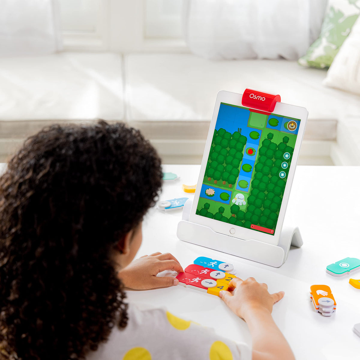Osmo packaging demonstrates contents and iPad compatibility