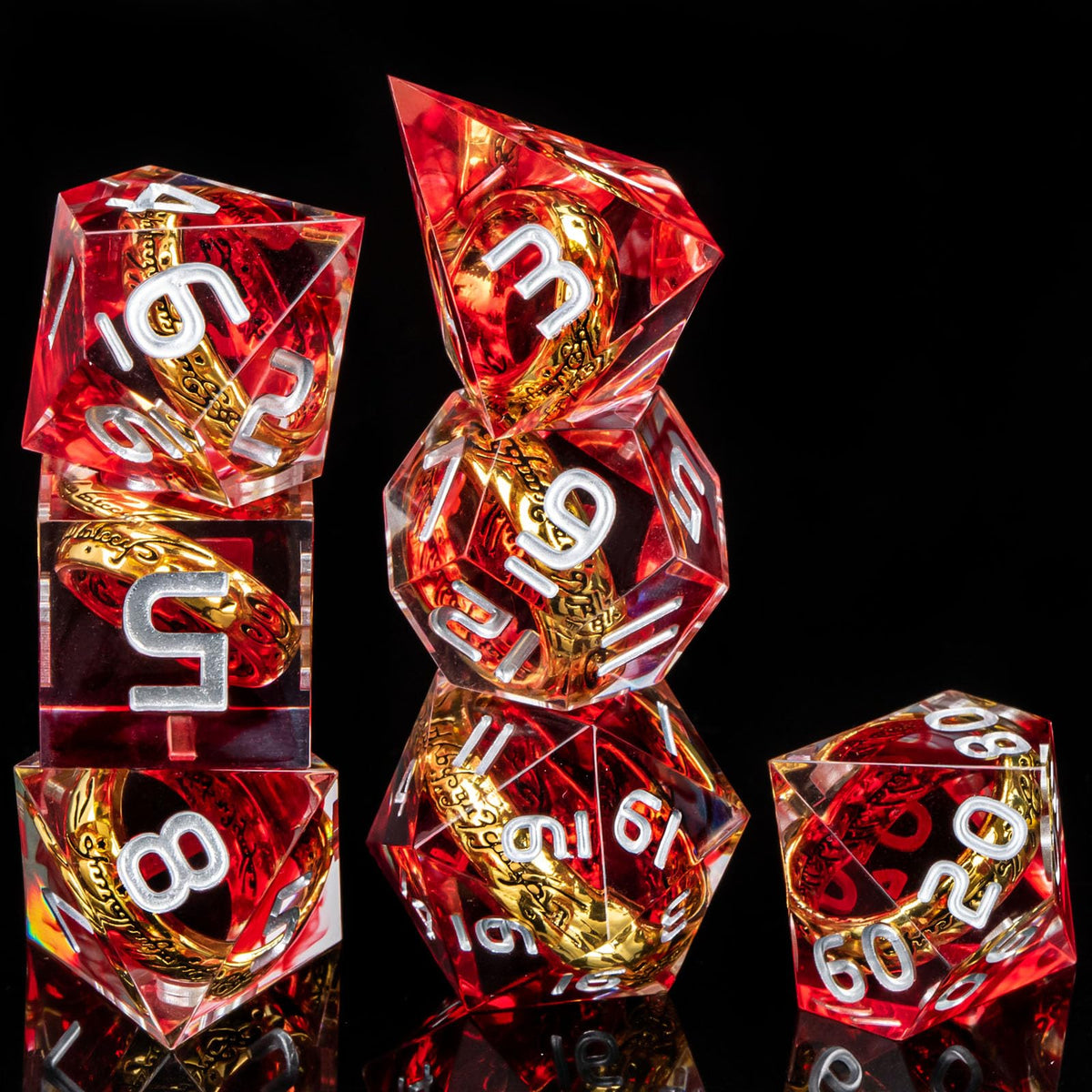 Closeup of D20 from OUKELANWO Magic Lord Rings showing sharp edge.