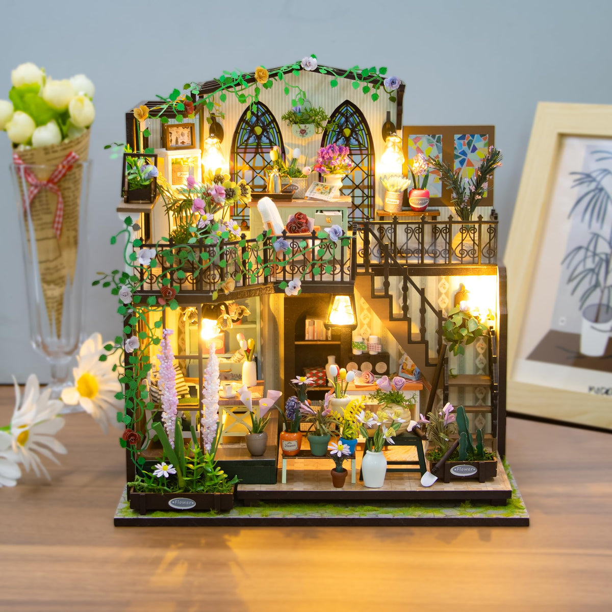 PANZIYU Darcy Flower House LED lighting creates a warm glow.