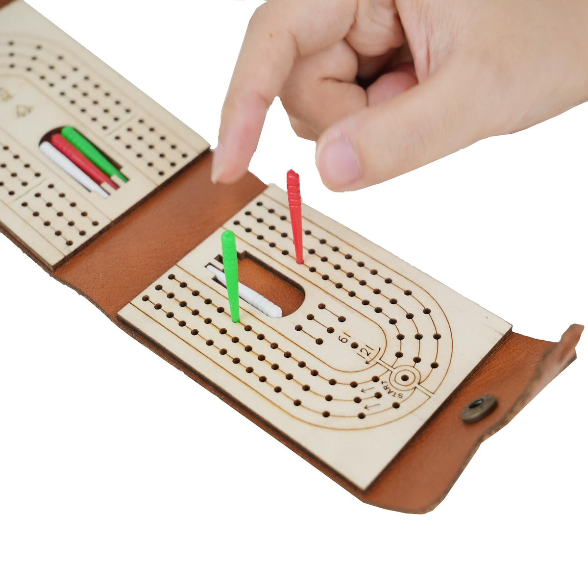 PARAROSE colorful peg set keeps scoring clear during rounds.